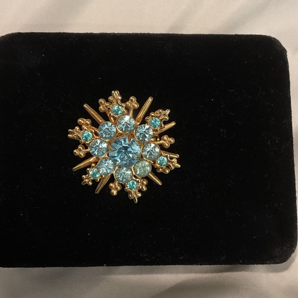 Elegant Gold and Blue Brooch - Picture 2 of 4
